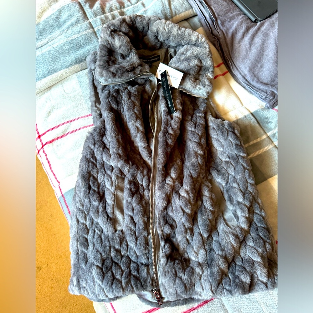 Sleeveless fur sweater